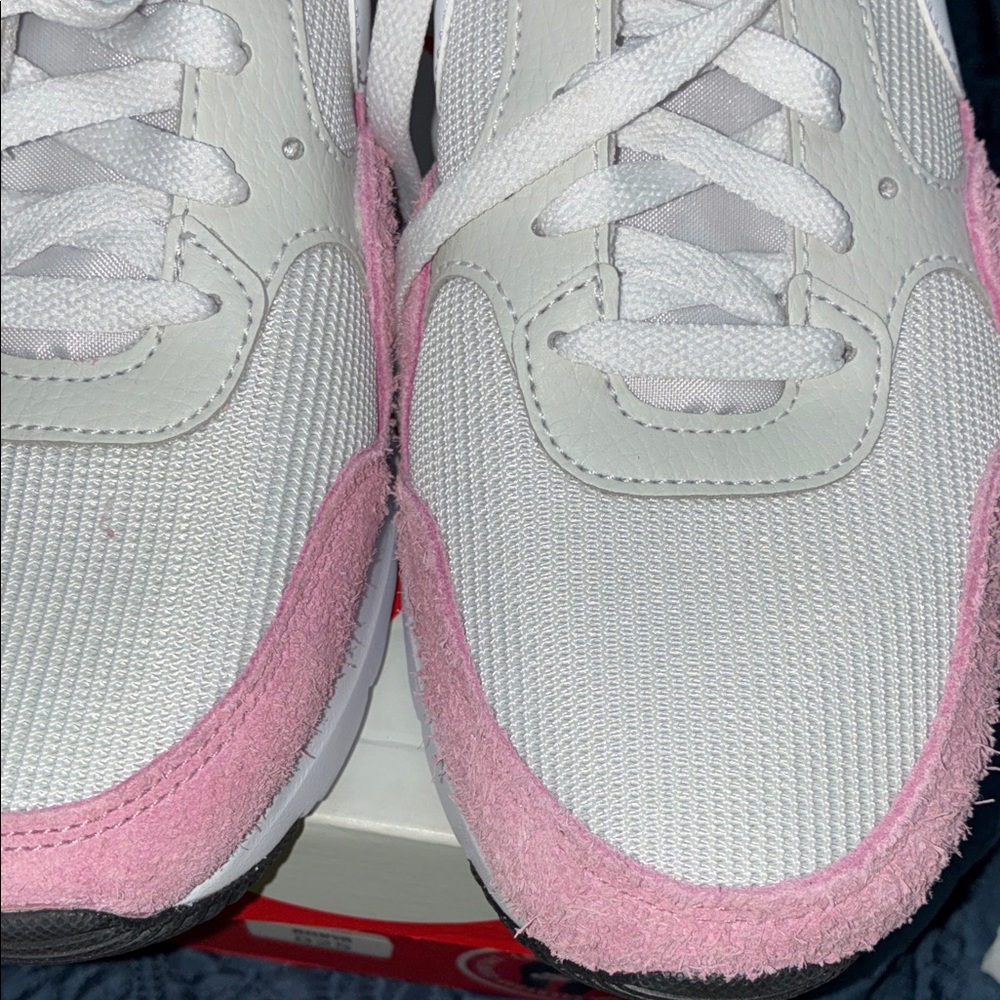 Nike Women's Sneakers in White and Pink - Picture 5 of 9